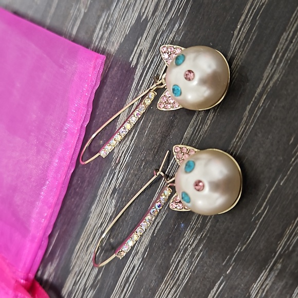 Betsey Johnson Pearl Cat Wire Earrings - Picture 1 of 2